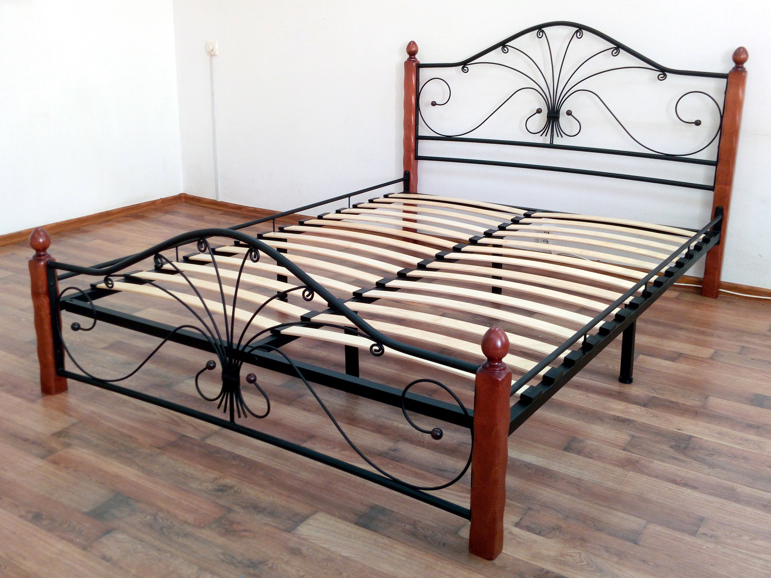 Кровать “Фортуна 1” чёрный / махагон (красно-коричневый)